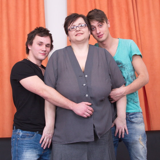 Mature BBW With Huge Tits Gets Fucked By Two Guys In a Threesome - Mature.nl