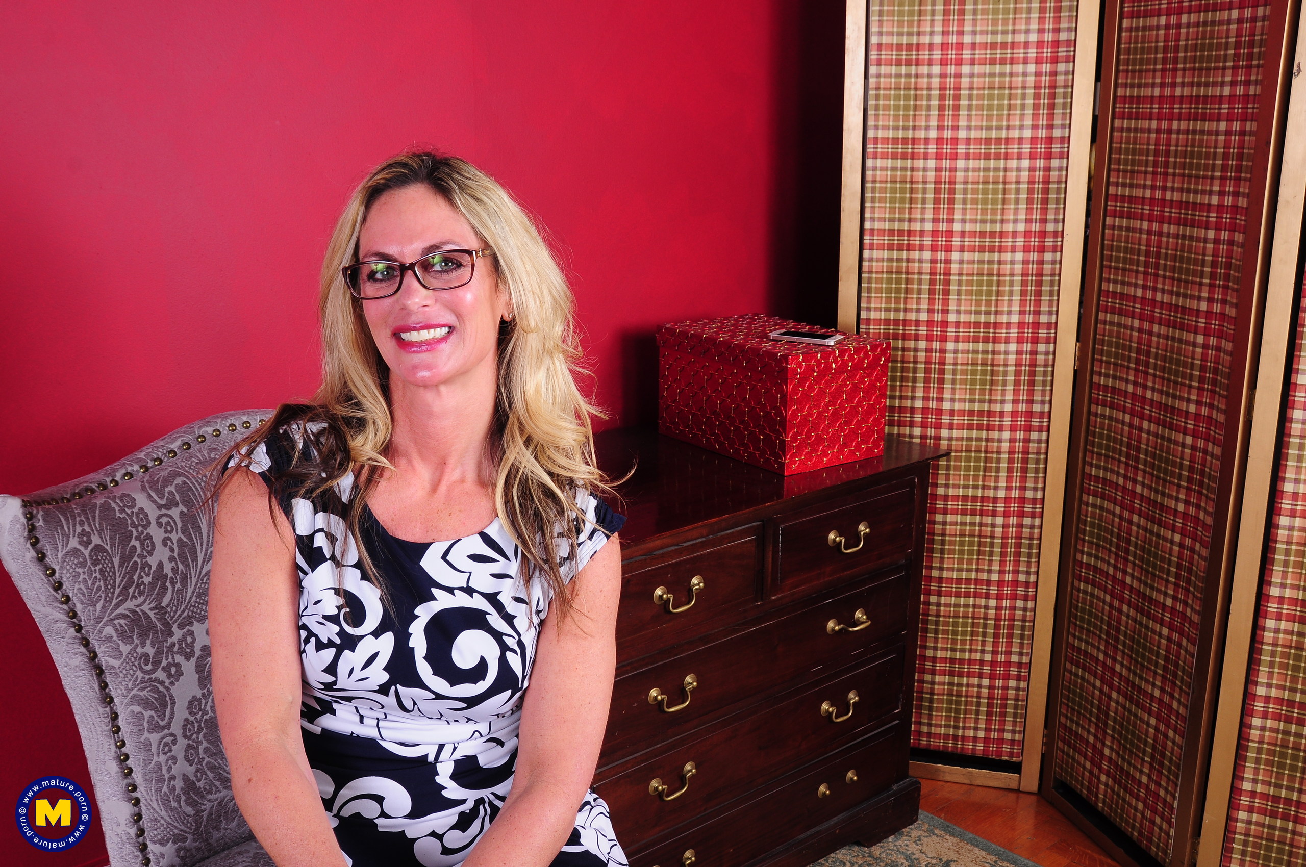 Sydney Loves Taking Selfies Naked