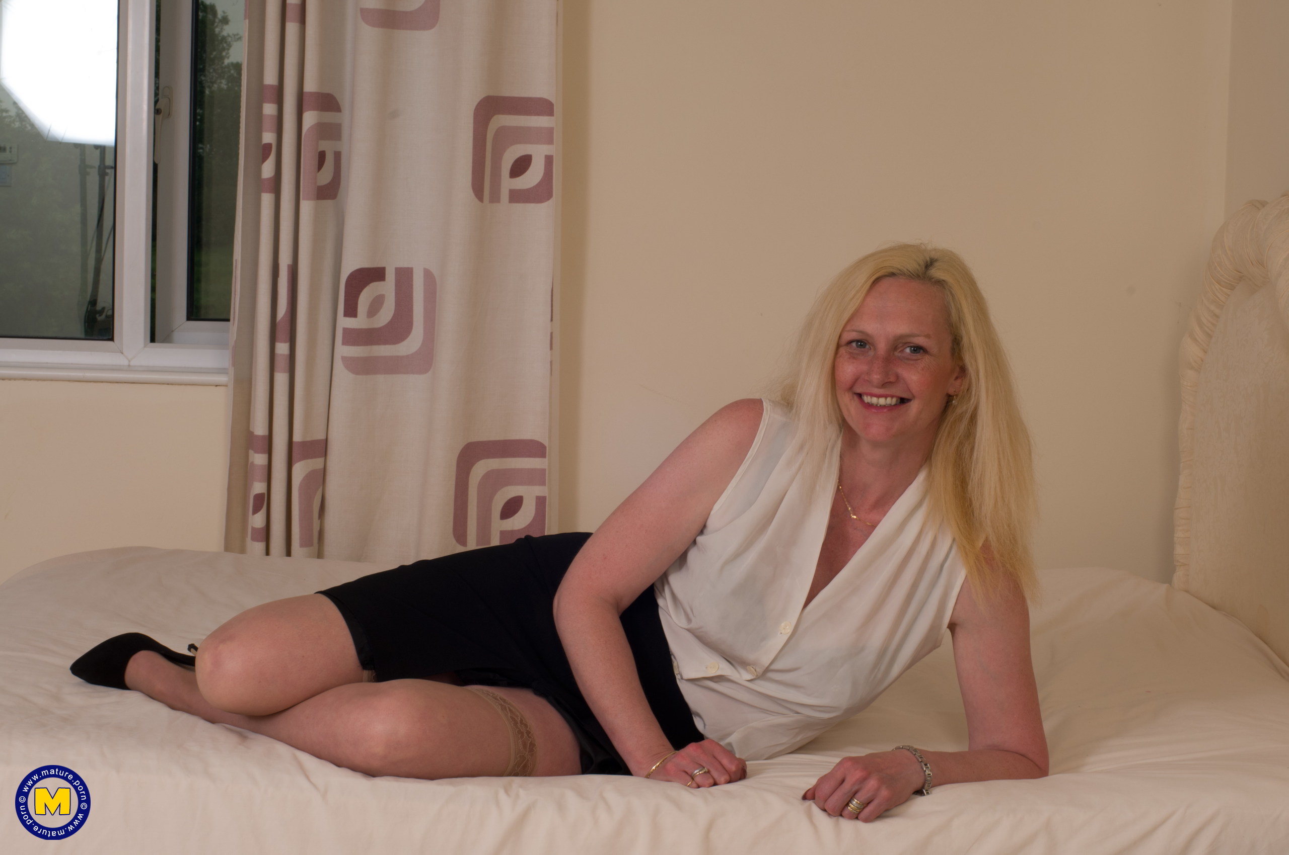 Sexy Housewife with Curvey Butt Fingers Herself