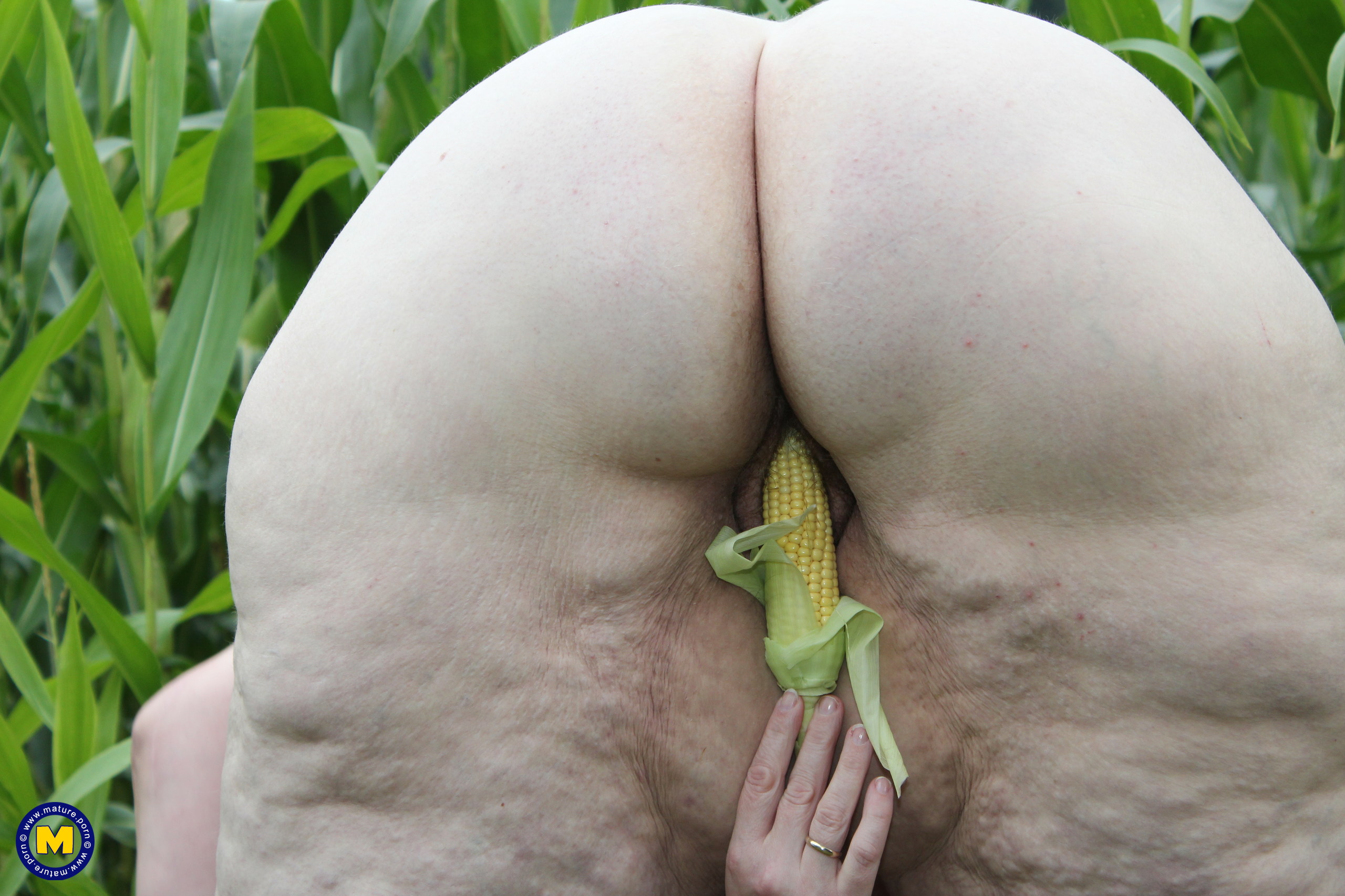 Big mature lady plays with herself in a corn field - Mature.nl
