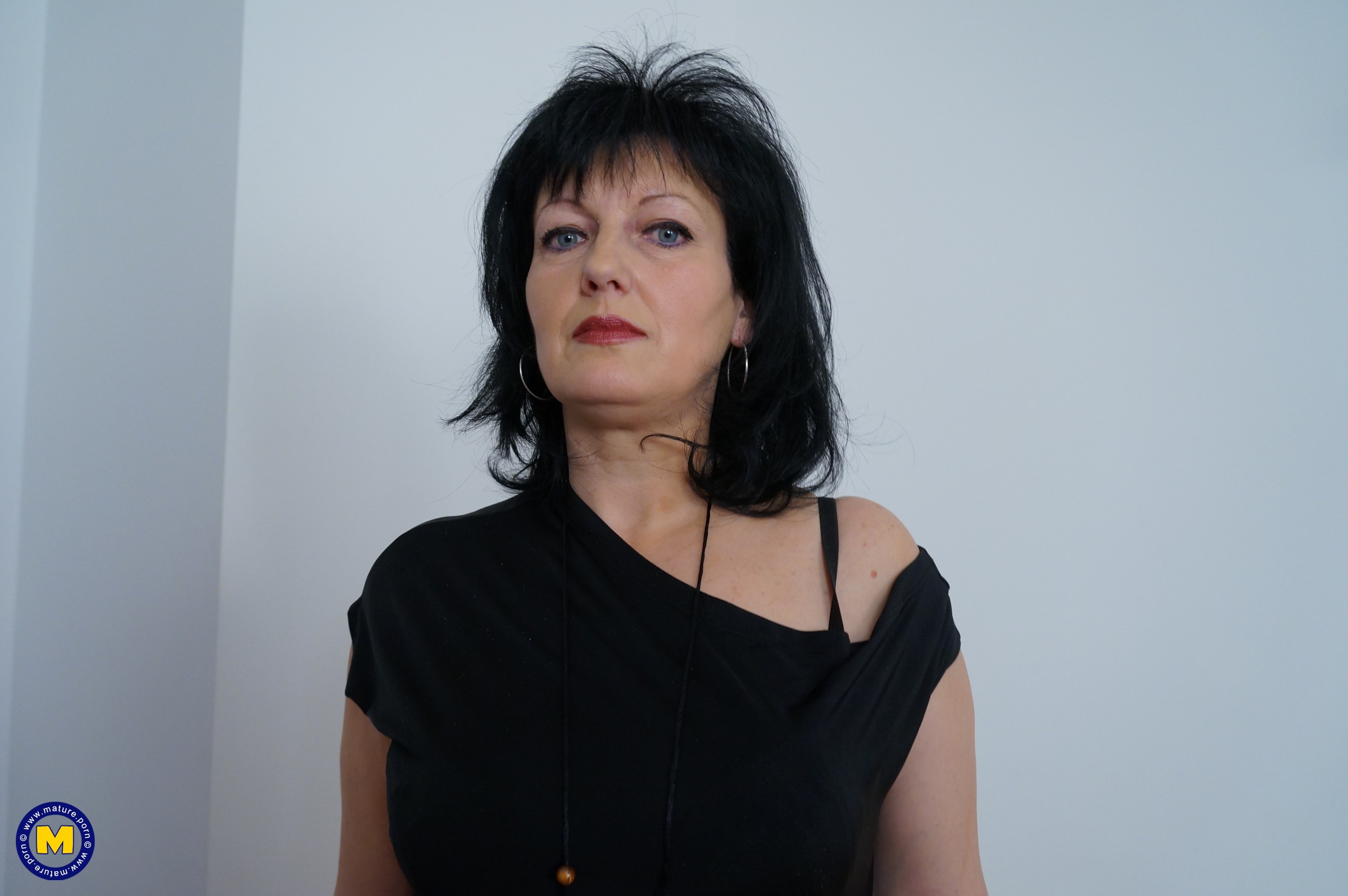 Serious Mom Masturbating for the Firs Time in Front of Cam!