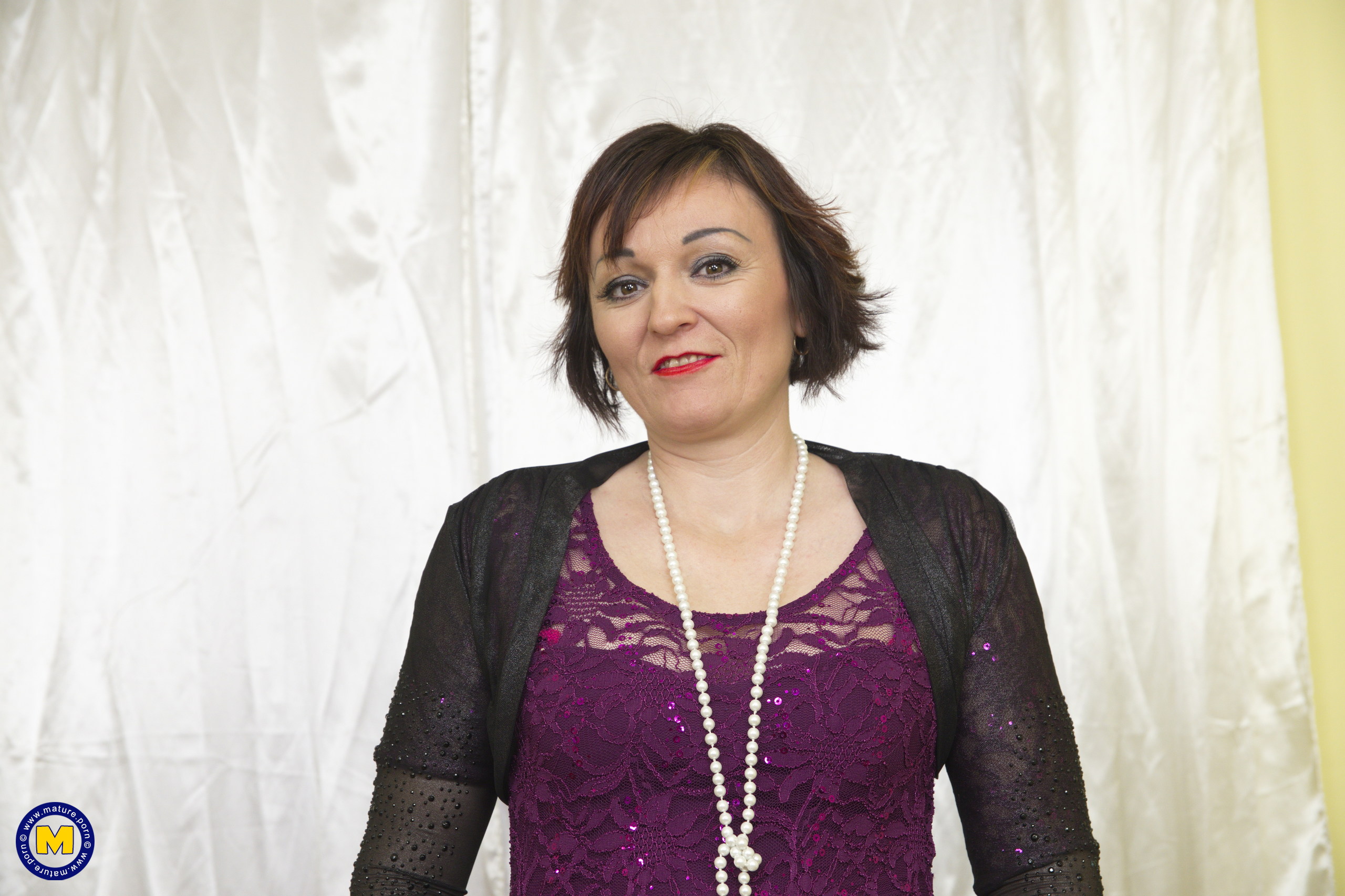 Short Hair Mature Lady Showing Her Beautiful Naked Body