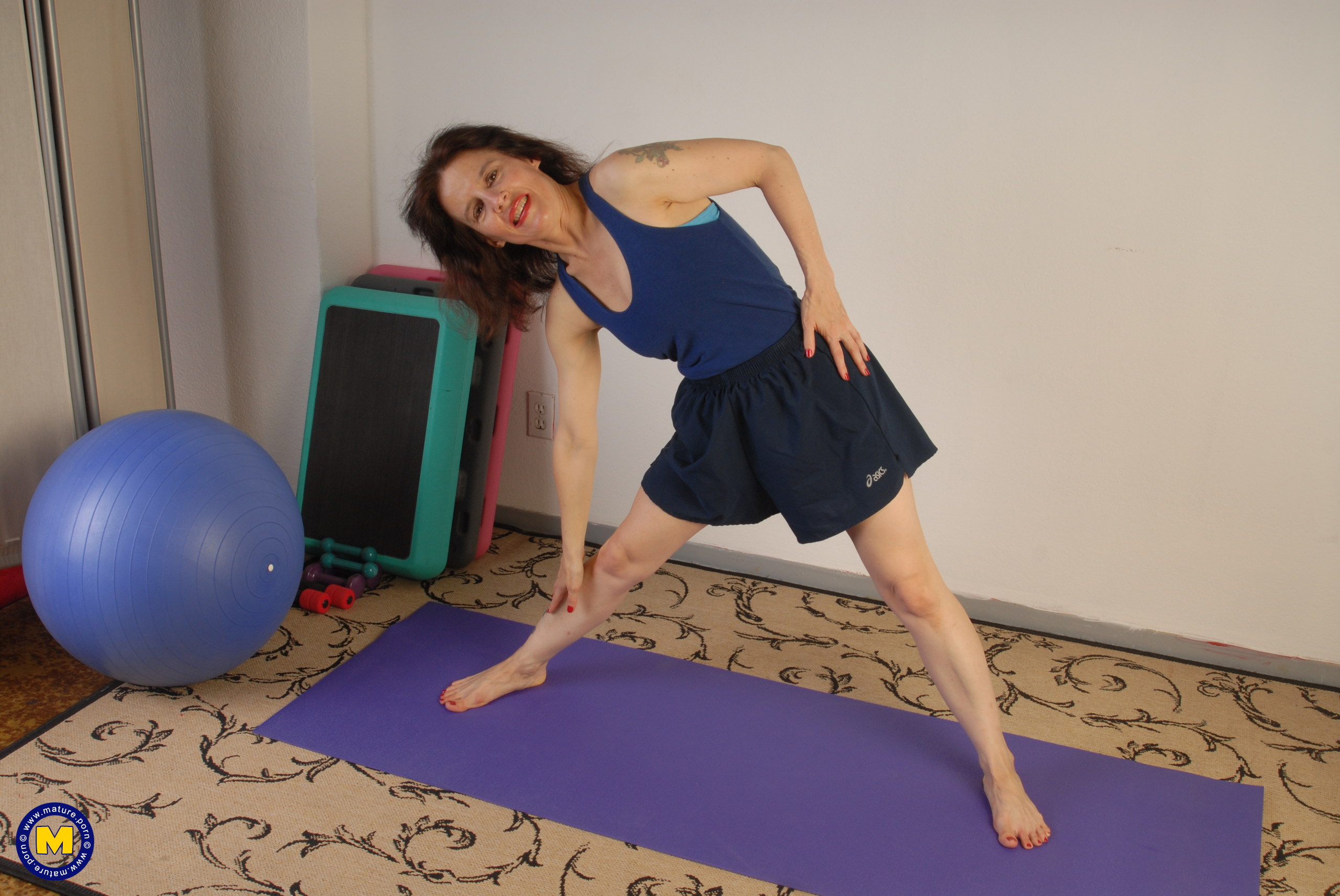 Hairy Usa Housewife Marie Q Stretches Before Mastubating