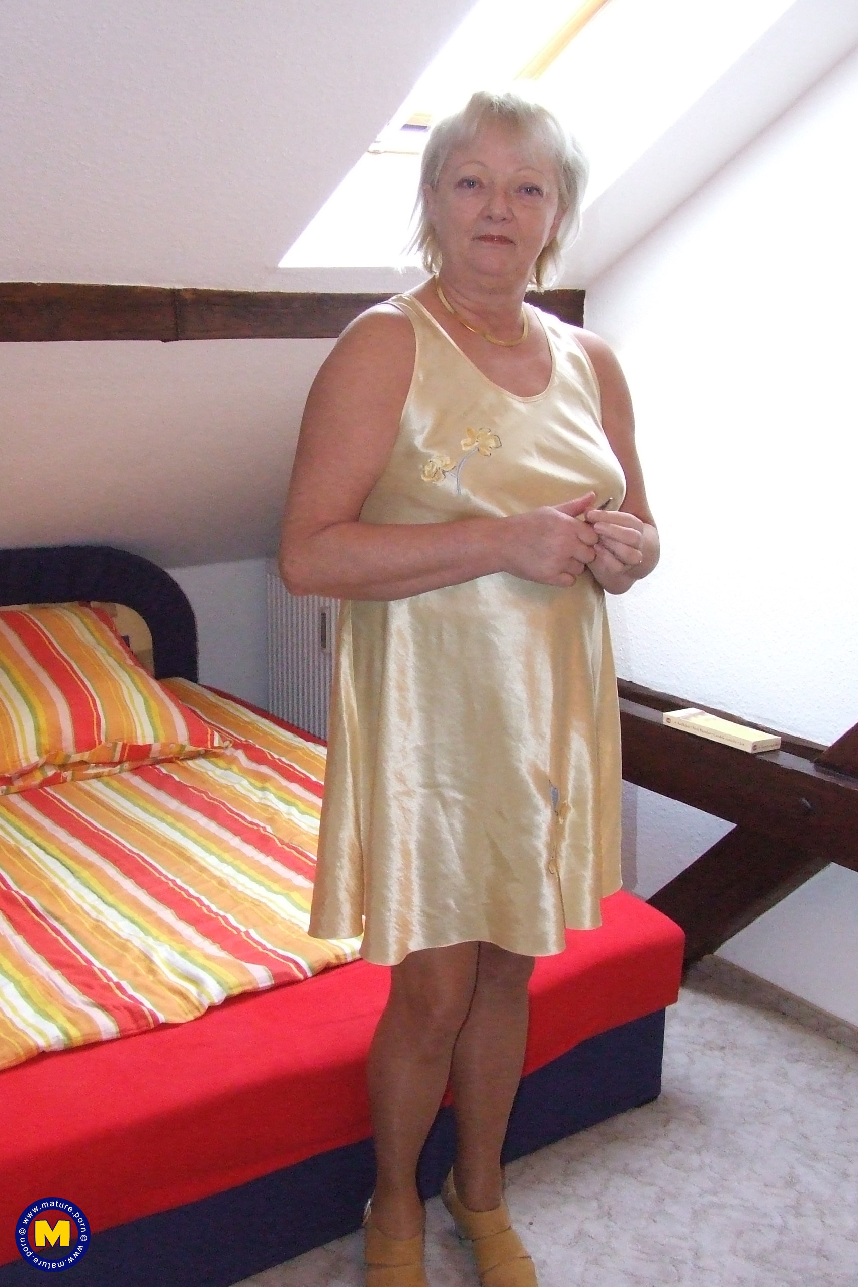 Carola Lets Enjoy Her Pink Pussy From a Toy