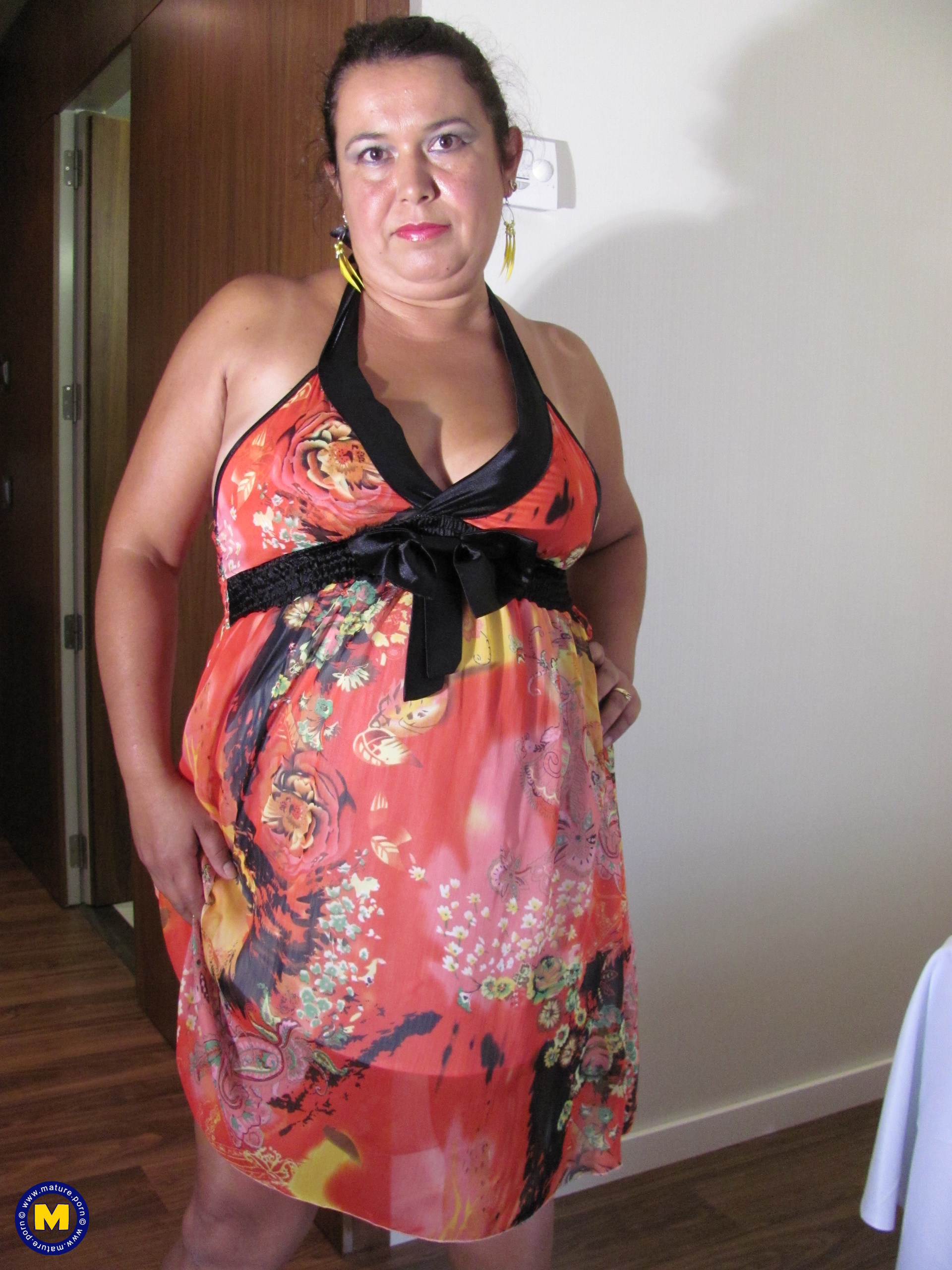 Horny Curved Paola Putting a Rubber Dick Inside Her Pussy