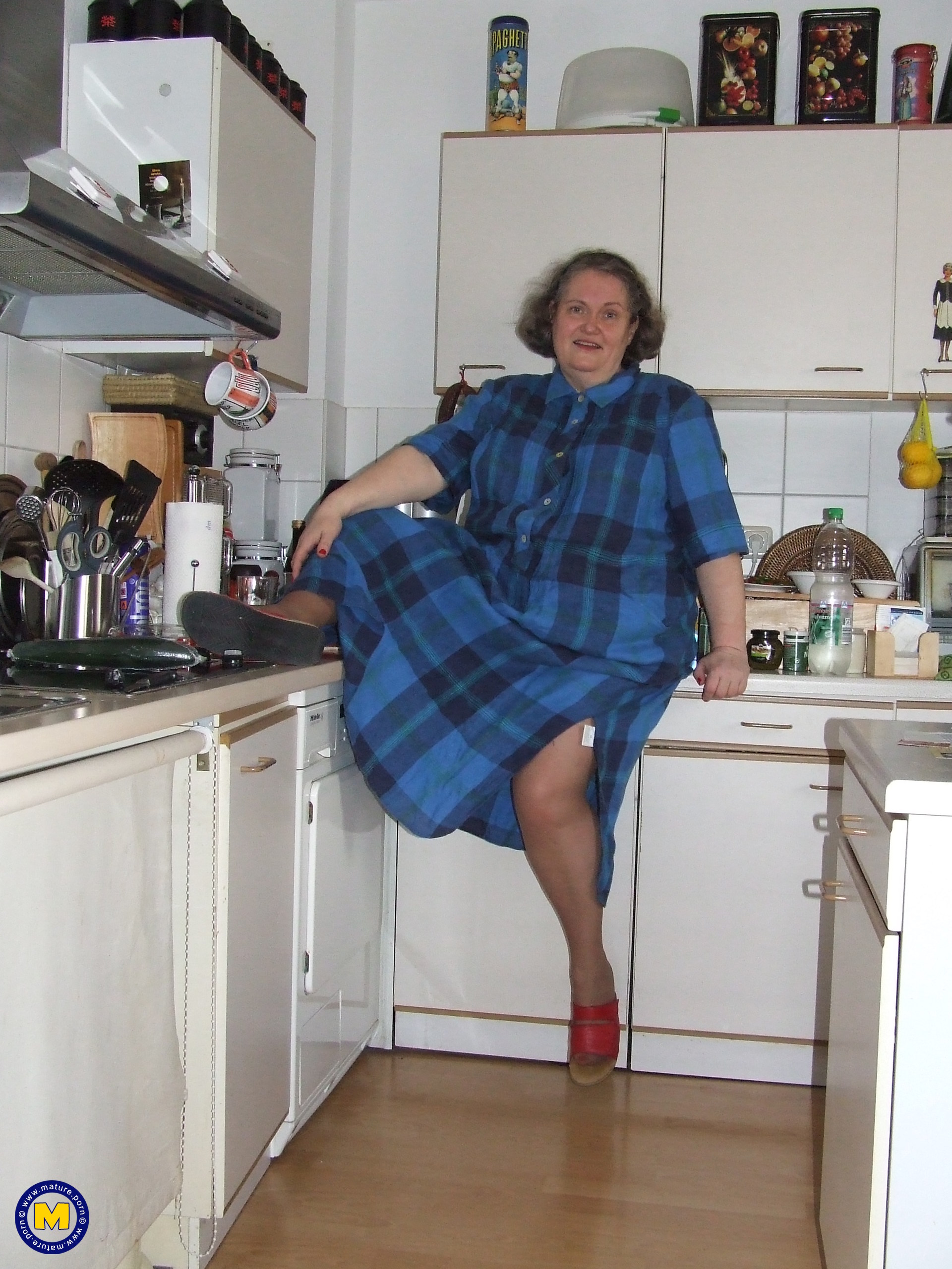 Horny BBW Loves to Penetrate Herself with a Big Cucumber on Cam