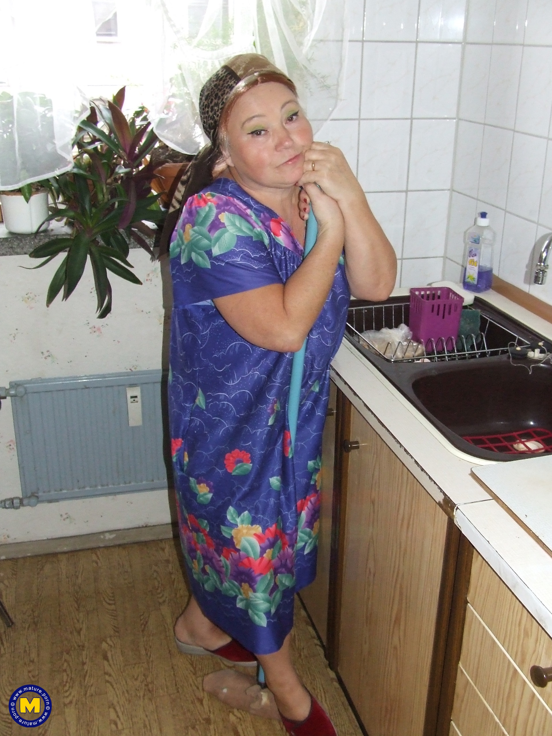 Amateur Cleaning Mature Slut Makes It Into a Naughty Mess