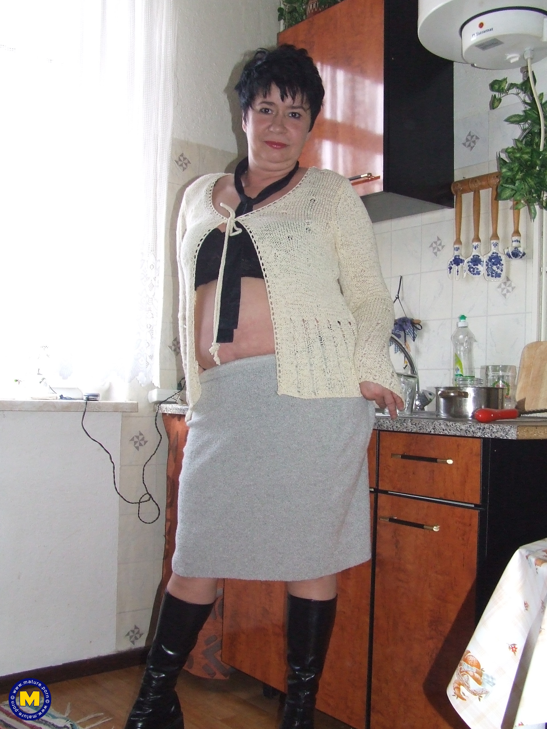 Amateur Mature Lady Showing Off Her Body