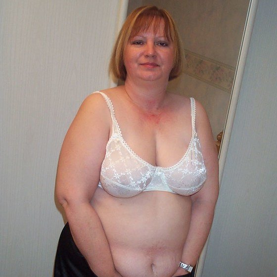 560px x 560px - Curvy mature amateur wife with a big hairy pussy - Mature.nl