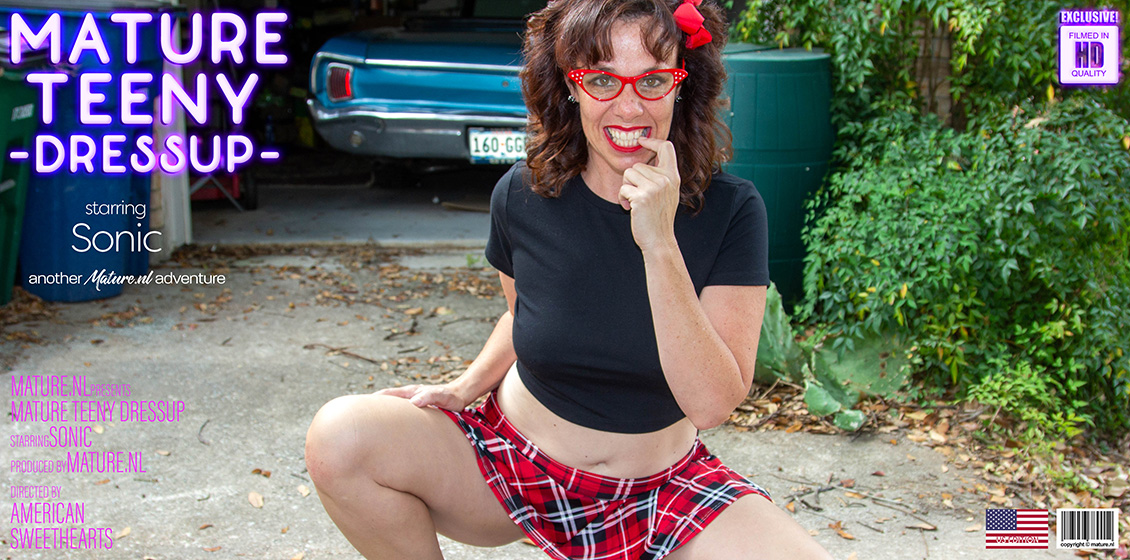 Sonic Is Into Mature Teeny Dressup