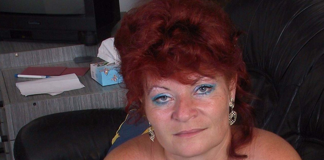 Mature red head Foxy Red with a hairy pussy - Mature.nl