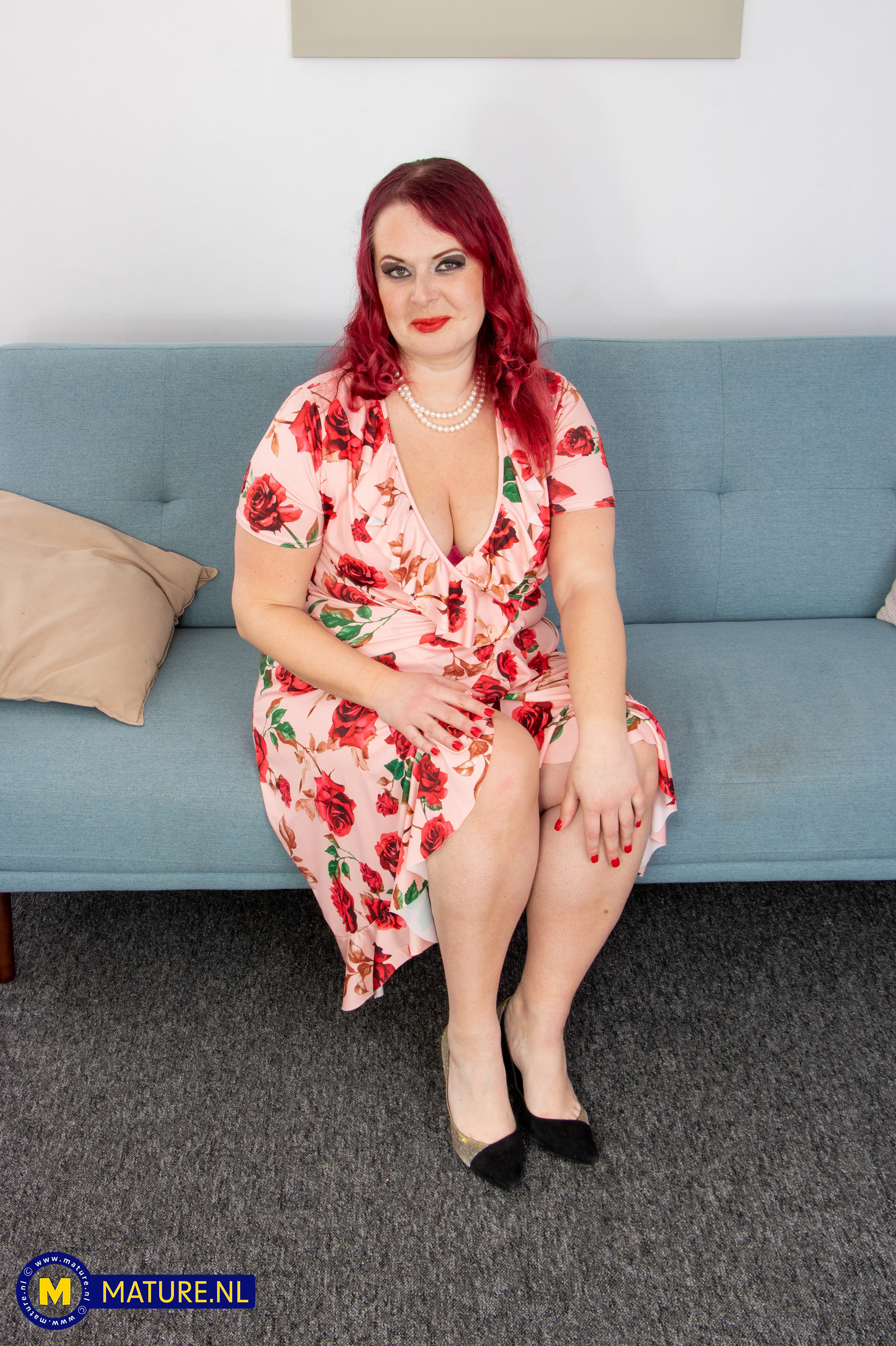 Juliet Redhead is a thick curvy MILF with big natural tits about to please  herself while you watch - Mature.nl