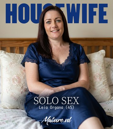 British MILF Leia Organa fingerbangs her hot mature pussy